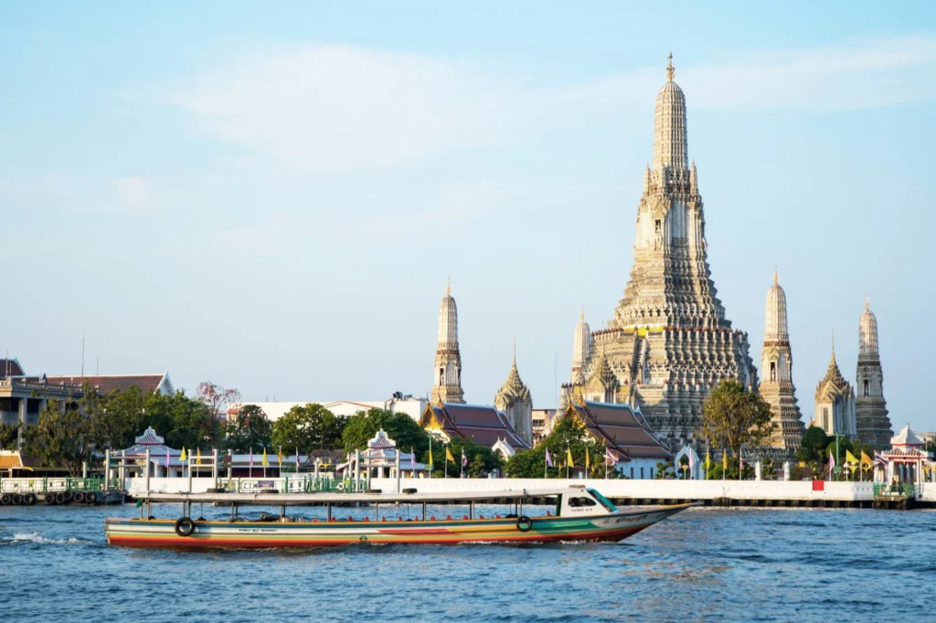 adelphiitsaraphap-neighborhood-wat-arun