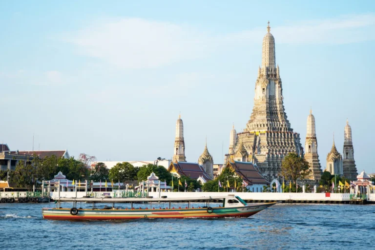 adelphiitsaraphap-neighborhood-wat-arun
