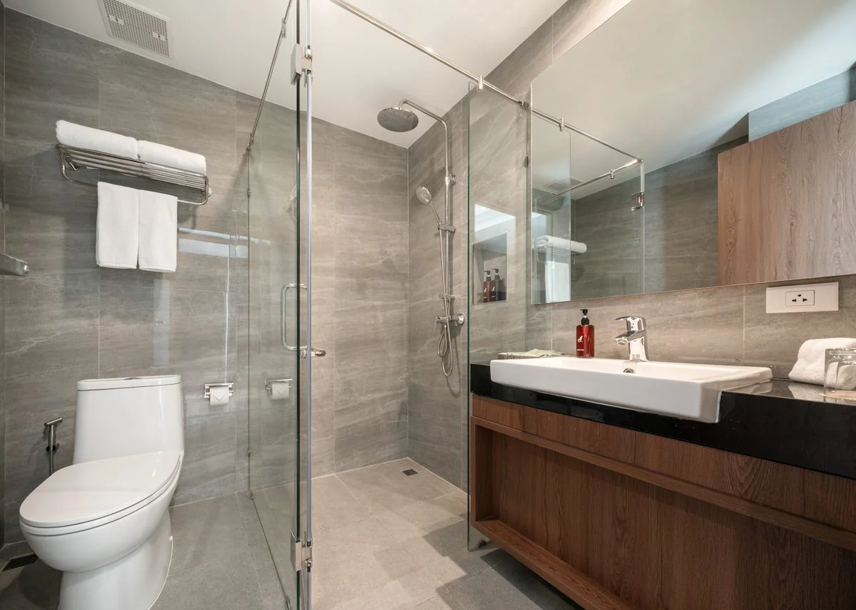 Deluxe Room bathroom with rain shower