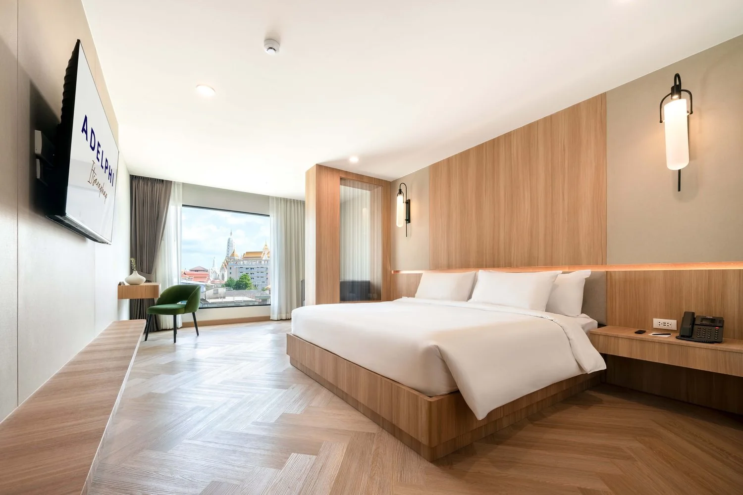 Premier King Room 30 sqm with king bed and work desk
