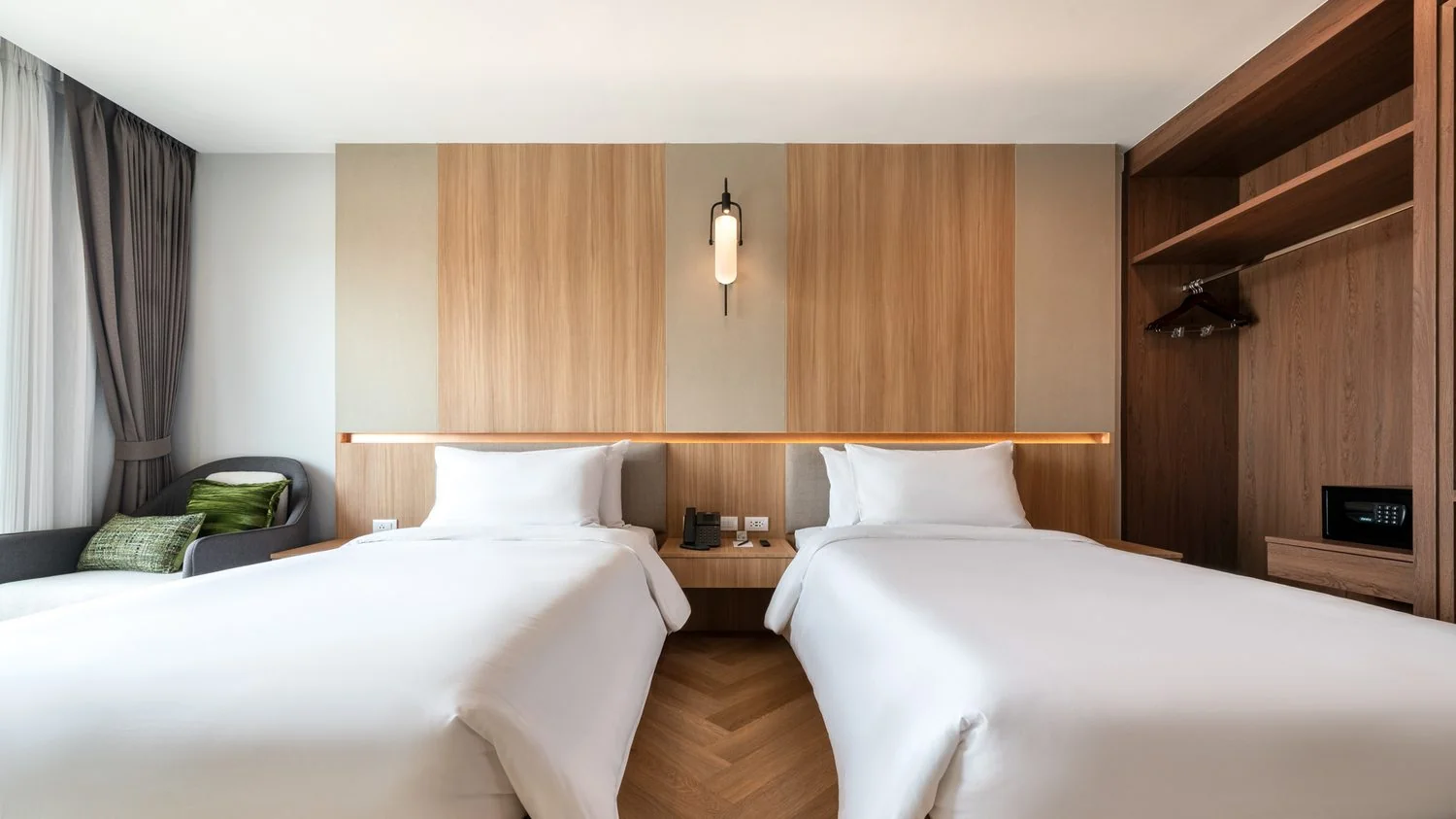 Premier Twin Room with natural light