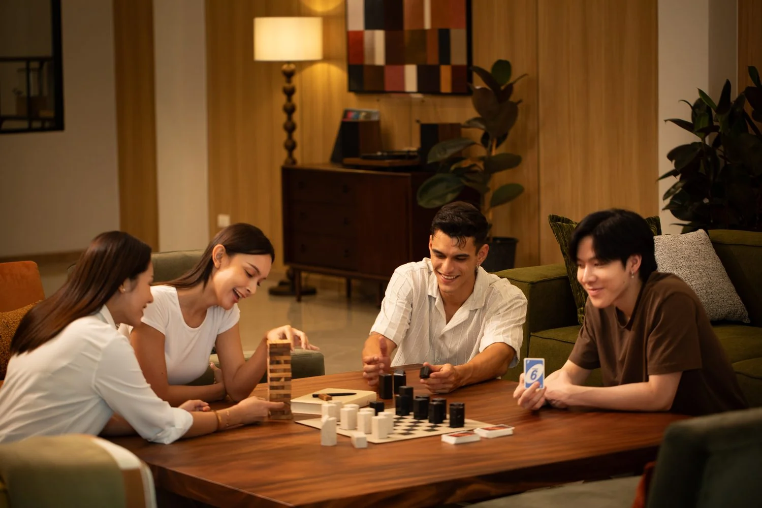 แขกนั่งพักผ่อนด้วยกันใน The Cultural Living Room
